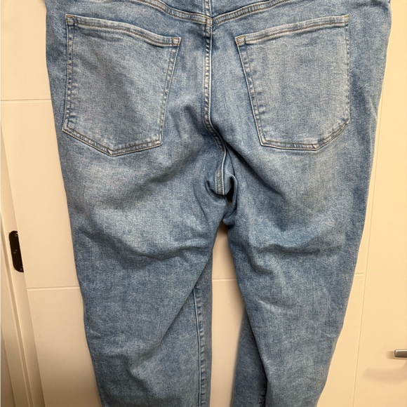 Old Navy Women's Straight Leg Jeans in Light Blue - Picture 2 of 4